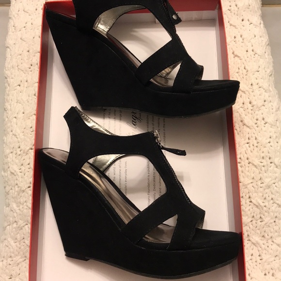 Carlos Santana Black Wedges - Picture 3 of 7